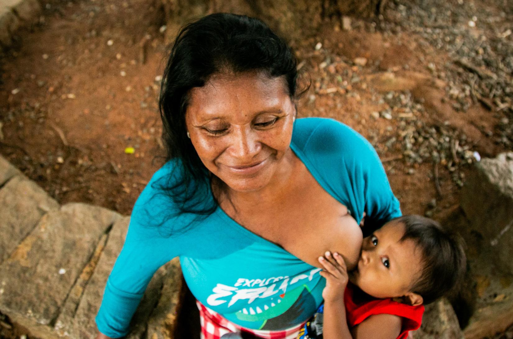 Com apenas um ano de idade, Mateo já viveu experiências que assustariam até os adultos mais experientes. O menino indígena warao já percorreu longas distâncias, migrando da Venezuela para o Brasil. E agora enfrenta mais um desafio: vencer a desnutrição grave.
