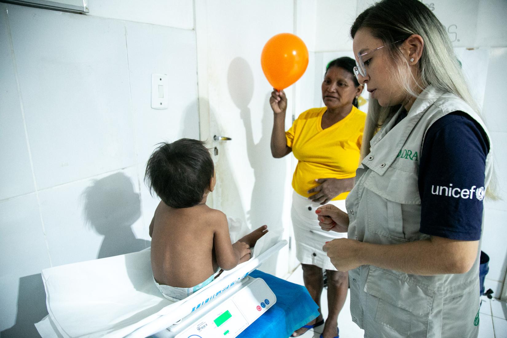Quando recebeu alta do hospital, Mateo passou a ser acompanhado pela equipe multidisciplinar do Centro de Recuperação Nutricional Infantil (CERNUTRI), e pelo projeto de proteção integral do UNICEF com a Associação Voluntários para o Serviço Internacional (AVSI), que presta apoio e suporte à família durante a recuperação de Mateo.