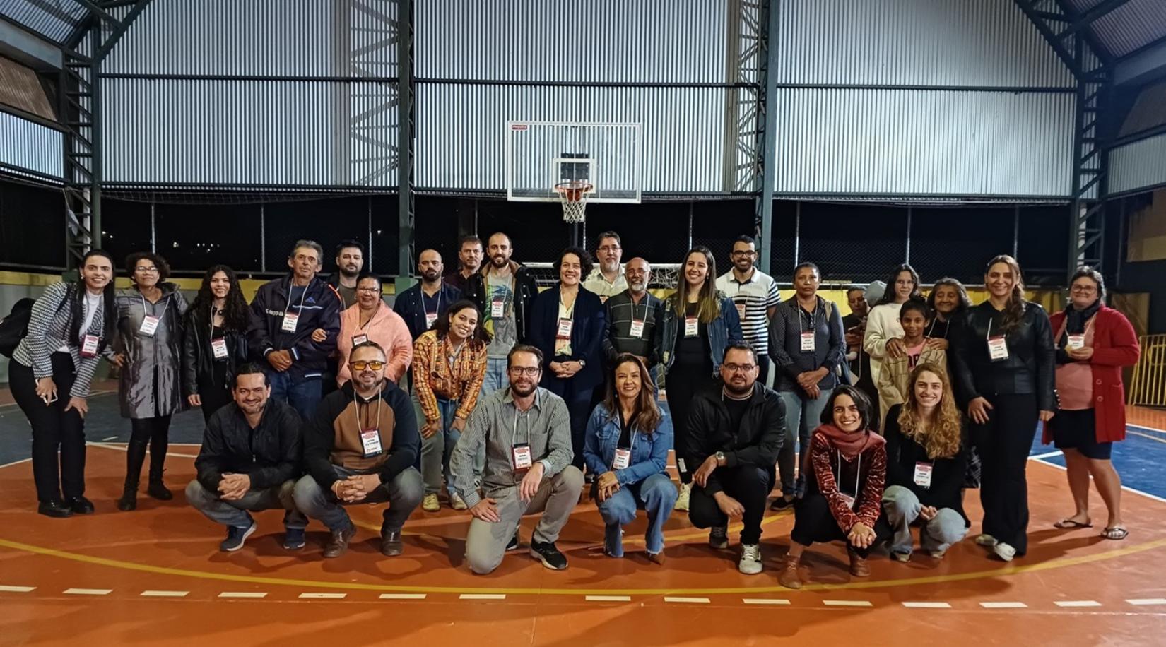 Participantes da oficina com moradoras e moradores dos bairros congonhenses Alvorada, Pedreira e Santa Mônica, realizada na Escola Municipal Rosália Andrade da Glória, em 15 de julho de 2024. Crédito: Ludmilla Balduino/ONU-Habitat