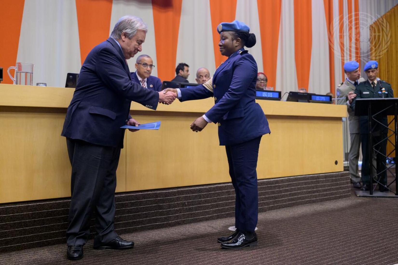 secretário-geral António Guterres (à esquerda) entrega o prêmio de Defensor Militar de Gênero do Ano de 2024 à líder de esquadrão Sharon Mwinsote Syme, de Gana