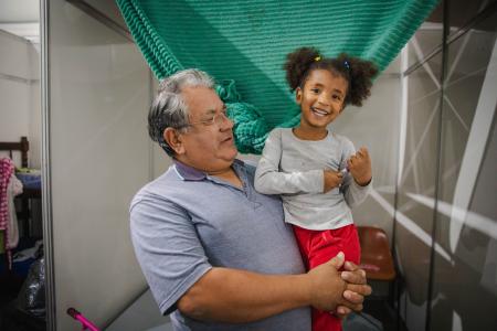 Evaldo e Laura foram duas das mais de 2 milhões de pessoas afetadas pelas enchentes que assolaram o estado em maio de 2024, obrigando milhares de famílias a deixarem suas casas – algumas, sem poder voltar. 
