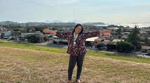 Ana Claudia Barros Pinnas, nascida e criada em São Gonçalo, onde atualmente contribui com a gestão da Atenção Primária à Saúde. Foto: © David Morais/ONU-Habitat.