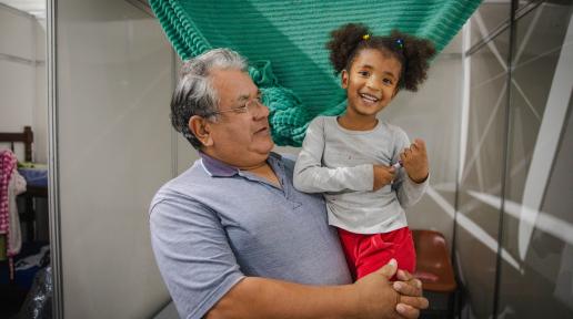 Evaldo e Laura foram duas das mais de 2 milhões de pessoas afetadas pelas enchentes que assolaram o estado em maio de 2024, obrigando milhares de famílias a deixarem suas casas – algumas, sem poder voltar. 