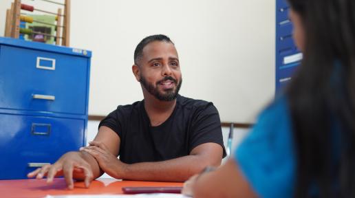 Leandro Firmino Rocha é coordenador de Busca Ativa Escolar na EMEF Valdici Alves Baier, que zerou a lista de estudantes em risco de evasão. 116 estudantes estavam em risco de evasão. Hoje, a lista está zerada. A Busca Ativa Escolar, desenvolvida pelo UNICEF, é uma estratégia que apoia governos na identificação, no registro, no controle e no acompanhamento de crianças e adolescentes que estão fora da escola ou em risco de evasão.